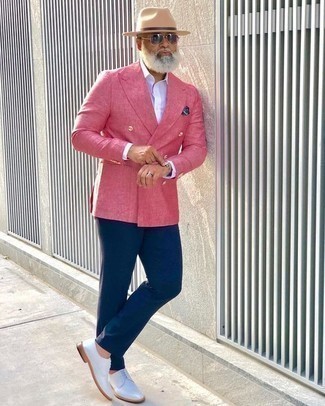 С чем носить ярко-розовый двубортный пиджак за 50 лет мужчине лето: Если не представляешь, в чем пойти на учебу или на работу, ярко-розовый двубортный пиджак и темно-синие брюки чинос — идеальный выбор. Хотел бы сделать образ немного строже? Тогда в качестве обуви к этому луку, стоит обратить внимание на белые кожаные туфли дерби. Подобный образ обязательно придется тебе по душе в летнюю жару.