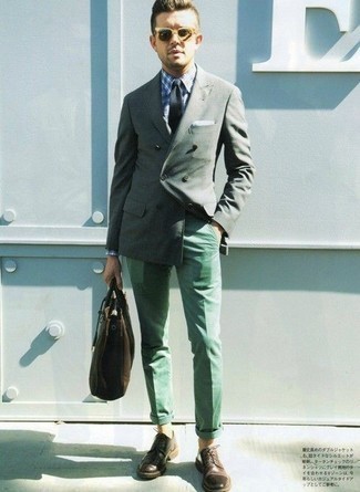 С чем носить темно-бирюзовый двубортный пиджак в 30 лет мужчине: Если ты принадлежишь к той редкой категории джентльменов, которые каждый день стараются смотреться с иголочки, тебе придется по вкусу ансамбль из темно-бирюзового двубортного пиджака и зеленых брюк чинос. Любишь экспериментировать? Заверши лук темно-коричневыми кожаными туфлями дерби.