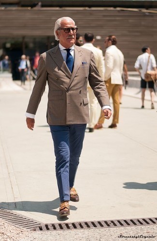 Какие брюки чинос носить с коричневым пиджаком за 60 лет в деловом стиле: Если ты приписываешь себя к той немногочисленной группе джентльменов, способных ориентироваться в трендах, тебе придется по вкусу образ из коричневого пиджака и брюк чинос. Не прочь сделать лук немного строже? Тогда в качестве обуви к этому образу, стоит обратить внимание на светло-коричневые кожаные монки.