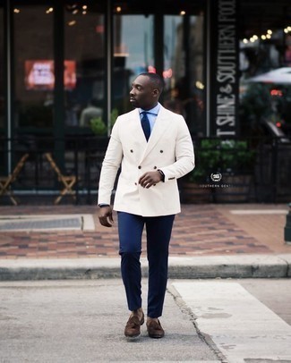 Модный лук: белый двубортный пиджак, голубая классическая рубашка, темно-синие брюки чинос, темно-коричневые замшевые лоферы с кисточками