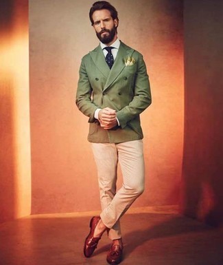 Какие классические рубашки носить с темно-зеленым пиджаком мужчине лето: Темно-зеленый пиджак в сочетании с классической рубашкой позволит реализовать строгий деловой стиль. Хотел бы добавить в этот образ немного классики? Тогда в качестве дополнения к этому образу, обрати внимание на табачные кожаные лоферы с кисточками. В такой одежде будет очень комфортно, если на улице больше 25 градусов тепла.