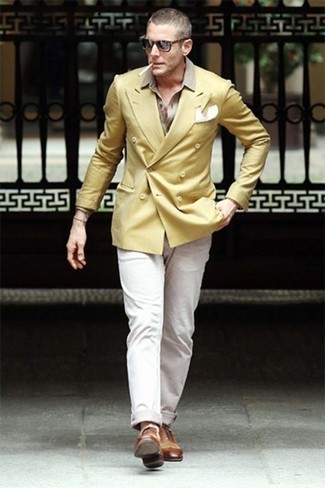 С чем носить желтый двубортный пиджак мужчине лето: Лук из желтого двубортного пиджака и белых брюк чинос позволит создать элегантный и современный мужской лук. Теперь почему бы не добавить в этот лук на каждый день немного изысканности с помощью коричневых кожаных оксфордов? Такой лук гарантирует тебе свободу движений в жаркую погоду.
