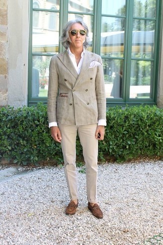 Модный лук: бежевый двубортный пиджак, белая классическая рубашка, бежевые брюки чинос, коричневые замшевые лоферы