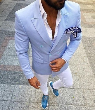 С чем носить белый нагрудный платок в горошек в 30 лет: Привлекательное сочетание голубого двубортного пиджака и белого нагрудного платка в горошек безусловно будет обращать на себя внимание прекрасных девушек. Если ты предпочитаешь смелые настроения в своих ансамблях, дополни этот синими кожаными брогами.