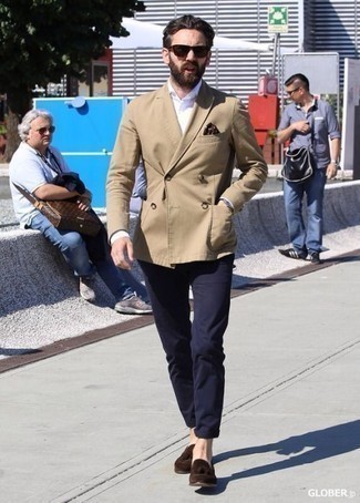 С чем носить бежевый двубортный пиджак мужчине: Бежевый двубортный пиджак в паре с темно-синими брюками чинос позволит подчеркнуть твою индивидуальность и выигрышно выделиться из толпы. Такой образ получит свежее прочтение в паре с темно-коричневыми замшевыми лоферами с кисточками.