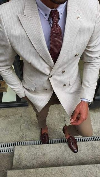 С чем носить бежевый двубортный пиджак в 30 лет мужчине: Бежевый двубортный пиджак в паре со светло-коричневыми брюками чинос позволит создать модный, но в то же время мужественный лук. Боишься выглядеть несолидно? Закончи этот образ темно-красными кожаными лоферами с кисточками.