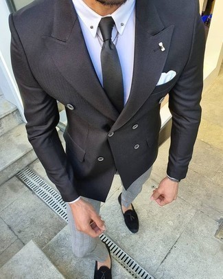 С чем носить черный шелковый галстук в 30 лет мужчине в теплую погоду: Черный двубортный пиджак в сочетании с черным шелковым галстуком — чудесный пример делового городского стиля. Создать интересный контраст с остальными составляющими этого образа помогут черные замшевые лоферы с кисточками.