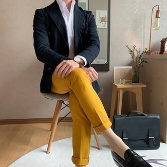 С чем носить желтые брюки мужчине: Темно-синий двубортный пиджак в паре с желтыми брюками может стать превосходным офисным луком. Теперь почему бы не добавить в этот ансамбль на каждый день толику стильной строгости с помощью черных кожаных лоферов?
