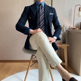 С чем носить темно-сине-красный галстук в горизонтальную полоску мужчине: Комбо из темно-синего двубортного пиджака и темно-сине-красного галстука в горизонтальную полоску позволит создать стильный классический лук. Если сочетание несочетаемого импонирует тебе не меньше, чем безвременная классика, дополни этот образ темно-коричневыми замшевыми лоферами.