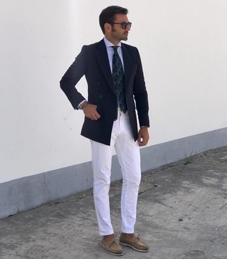 Как носить белую классическую рубашку с белыми брюками чинос в стиле смарт-кэжуал: Белая классическая рубашка и белые брюки чинос помогут создать нескучный мужской образ для офиса. Любишь незаурядные решения? Тогда дополни свой лук светло-коричневыми замшевыми топсайдерами.
