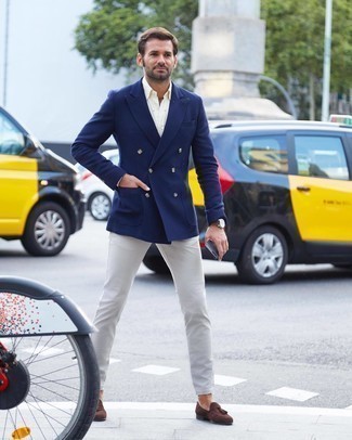 С чем носить желтую классическую рубашку мужчине: Желтая классическая рубашка и белые брюки чинос — идеальный выбор для воплощения мужского образа в стиле smart casual. Очень органично здесь смотрятся коричневые замшевые лоферы с кисточками.