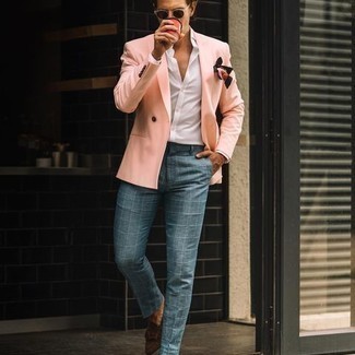 Какие классические рубашки носить с ярко-розовым двубортным пиджаком мужчине в теплую погоду: Несмотря на то, что этот образ выглядит довольно-таки консервативно, сочетание ярко-розового двубортного пиджака и классической рубашки всегда будет по вкусу стильным мужчинам, но также покоряет при этом сердца представительниц прекрасного пола. Ты можешь легко приспособить такой лук к повседневным реалиям, надев темно-коричневыми замшевыми лоферами.