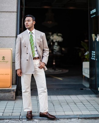 С чем носить зеленый галстук в горизонтальную полоску мужчине в деловом стиле: Сочетание бежевого двубортного пиджака и зеленого галстука в горизонтальную полоску позволит создать стильный и привлекательный ансамбль. Чтобы образ не получился слишком претенциозным, можешь закончить его темно-коричневыми кожаными лоферами.