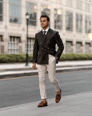 Как носить белую классическую рубашку с черным двубортным пиджаком мужчине в теплую погоду: Черный двубортный пиджак в сочетании с белой классической рубашкой — великолепный пример делового городского стиля. Вместе с этим образом идеально выглядят коричневые замшевые лоферы с кисточками.
