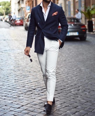 Какие оксфорды носить с темно-синим двубортным пиджаком в теплую погоду в деловом стиле: Если ты принадлежишь к той редкой категории джентльменов, которые каждый день одеваются безукоризненно, тебе полюбится лук из темно-синего двубортного пиджака и белых брюк чинос. Любишь экспериментировать? Закончи лук оксфордами.