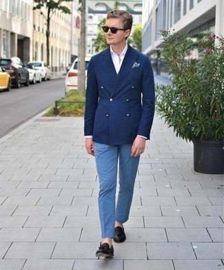 Модный лук: темно-синий двубортный пиджак в вертикальную полоску, белая классическая рубашка, голубые брюки чинос, темно-коричневые кожаные плетеные лоферы с кисточками
