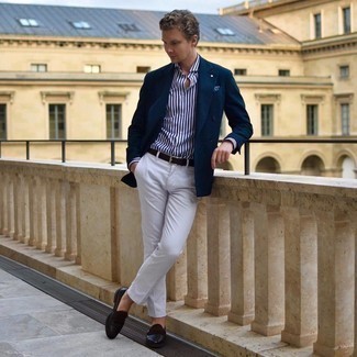 Модный лук: темно-синий двубортный пиджак, бело-темно-синяя классическая рубашка в вертикальную полоску, белые брюки чинос, темно-коричневые кожаные лоферы c бахромой