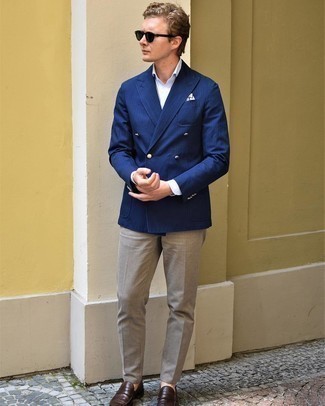 С чем носить темно-синий двубортный пиджак в 30 лет мужчине в стиле смарт-кэжуал: Темно-синий двубортный пиджак и светло-коричневые брюки чинос прекрасно впишутся в любой мужской образ — лёгкий повседневный образ или же строгий вечерний. Хочешь сделать лук немного элегантнее? Тогда в качестве обуви к этому образу, стоит обратить внимание на темно-коричневые кожаные лоферы.