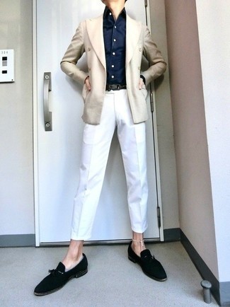 Какие лоферы с кисточками носить с бежевым пиджаком: Бежевый пиджак и белые брюки чинос позволят создать необыденный мужской лук для офиса. Этот лук обретет новое прочтение в паре с лоферами с кисточками.