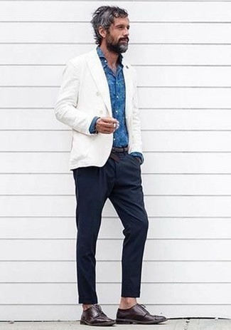 Как носить синюю классическую рубашку с белым двубортным пиджаком за 40 лет мужчине: Несмотря на то, что этот образ выглядит довольно-таки сдержанно, лук из белого двубортного пиджака и синей классической рубашки всегда будет нравиться стильным молодым людям, непременно покоряя при этом дамские сердца. Создать интересный контраст с остальными вещами из этого лука помогут темно-коричневые кожаные туфли дерби.