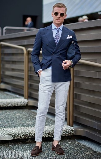 Как носить темно-синий двубортный пиджак с темно-коричневыми замшевыми лоферами с кисточками в 30 лет в деловом стиле: Если ты из той когорты парней, которые любят выглядеть по моде, тебе полюбится сочетание темно-синего двубортного пиджака и белых брюк чинос из жатого хлопка. Любишь экспериментировать? Заверши образ темно-коричневыми замшевыми лоферами с кисточками.