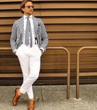 Модный лук: черно-белый двубортный пиджак в вертикальную полоску, белая классическая рубашка, белые брюки чинос, табачные кожаные монки с двумя ремешками