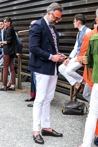 Какие монки носить с белыми брюками чинос в деловом стиле: Темно-синий двубортный пиджак в паре с белыми брюками чинос несомненно будет привлекать внимание прекрасных дам. Этот лук получит свежее прочтение в паре с монками.