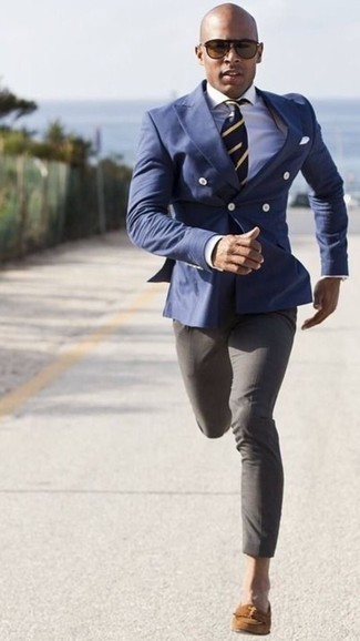 Какие брюки чинос носить с темно-синим двубортным пиджаком в теплую погоду: Если ты из той категории парней, которые любят выглядеть с иголочки, тебе полюбится образ из темно-синего двубортного пиджака и брюк чинос. Хочешь добавить сюда немного утонченности? Тогда в качестве дополнения к этому луку, стоит выбрать коричневые замшевые лоферы c бахромой.