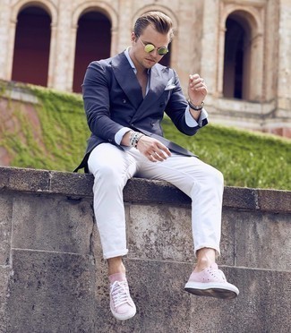 Как носить низкие кеды с двубортным пиджаком мужчине: Комбо из двубортного пиджака и белых брюк чинос безусловно будет обращать на себя взгляды прекрасного пола. Нравится рисковать? Тогда дополни лук низкими кедами.
