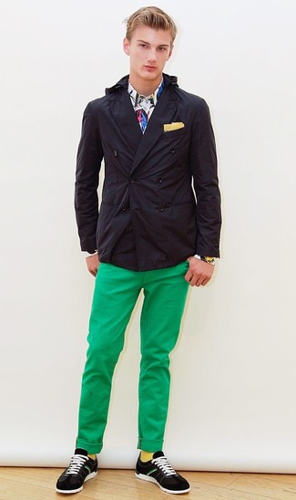Модный лук: черный двубортный пиджак, белая классическая рубашка с принтом, зеленые брюки чинос, черно-белые замшевые низкие кеды
