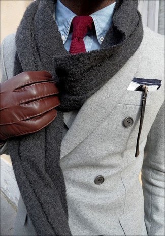С чем носить темно-серый вязаный шарф мужчине: Серый шерстяной двубортный пиджак и темно-серый вязаный шарф надежно закрепились в гардеробе многих джентльменов, позволяя создавать яркие и удобные луки.
