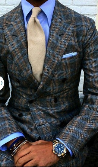 С чем носить темно-коричневый двубортный пиджак в шотландскую клетку мужчине: Темно-коричневый двубортный пиджак в шотландскую клетку в сочетании с голубой классической рубашкой — прекрасный пример делового городского стиля.