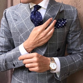 С чем носить темно-сине-белый галстук в горошек мужчине лето: Серый двубортный пиджак в клетку в паре с темно-сине-белым галстуком в горошек — чудесный пример строгого делового стиля. Не стоит забывать о таком ансамбле, особенно в жаркий день.