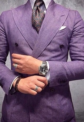 С чем носить темно-пурпурный галстук с принтом мужчине: Несмотря на то, что это классический лук, сочетание пурпурного двубортного пиджака и темно-пурпурного галстука с принтом всегда будет нравиться стильным мужчинам, пленяя при этом сердца представительниц прекрасного пола.