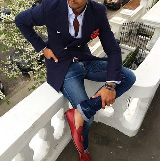Как носить синие джинсы с красной обувью мужчине лето: Если ты приписываешь себя к той редкой группе мужчин, способных ориентироваться в моде, тебе подойдет сочетание темно-синего двубортного пиджака в вертикальную полоску и синих джинсов. Теперь почему бы не привнести в этот лук на каждый день толику консерватизма с помощью красных кожаных лоферов с кисточками? Оденься так разок, и тебе уже будет сложно представить себе лето без этого ансамбля.