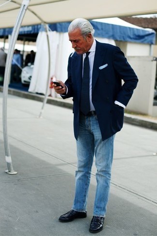 Как носить голубые джинсы с белой рубашкой за 60 лет мужчине в теплую погоду: Белая рубашка и голубые джинсы помогут создать необычный мужской лук для работы в офисе. Не прочь привнести сюда толику изысканности? Тогда в качестве обуви к этому ансамблю, стоит выбрать темно-синие кожаные лоферы.