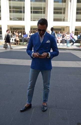 Какие лоферы носить с голубыми джинсами мужчине в деловом стиле: Синий двубортный пиджак и голубые джинсы великолепно впишутся в любой мужской образ — небрежный будничный образ или же строгий вечерний. Хотел бы сделать образ немного элегантнее? Тогда в качестве дополнения к этому образу, стоит выбрать лоферы.