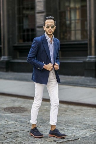Как носить белую классическую рубашку с синим двубортным пиджаком мужчине в стиле смарт-кэжуал: Синий двубортный пиджак в сочетании с белой классической рубашкой позволит воссоздать строгий деловой стиль. Темно-синие замшевые туфли дерби создадут легкое настроение.