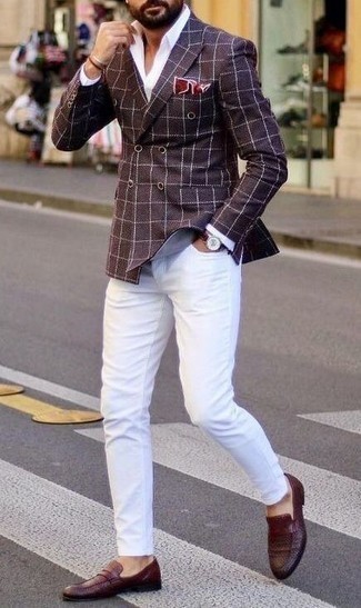 С чем носить темно-красный двубортный пиджак в 30 лет мужчине лето в стиле смарт-кэжуал: Лук из темно-красного двубортного пиджака и белых джинсов поможет выглядеть аккуратно, а также выразить твой индивидуальный стиль. Хочешь сделать лук немного строже? Тогда в качестве обуви к этому луку, выбери темно-красные кожаные плетеные лоферы. Подобный образ несомненно придется тебе по вкусу в жаркие летние деньки.