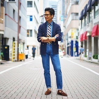 Как носить синие джинсы с синей классической рубашкой в 30 лет мужчине в теплую погоду в деловом стиле: Синяя классическая рубашка и синие джинсы — выбор, который будет непременно притягивать дамские взоры. Теперь почему бы не добавить в этот ансамбль на каждый день чуточку стильной строгости с помощью коричневых замшевых лоферов?