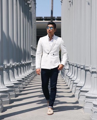 Какие лоферы носить с белым двубортным пиджаком мужчине: Белый двубортный пиджак в паре с темно-синими джинсами может стать хорошим ансамблем для офиса. Не прочь сделать образ немного элегантнее? Тогда в качестве дополнения к этому луку, выбирай лоферы.