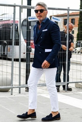 Какие двубортные пиджаки носить с белыми джинсами мужчине: Если ты принадлежишь к той немногочисленной категории парней, ориентирующихся в модных тенденциях, тебе подойдет образ из двубортного пиджака и белых джинсов. Не прочь сделать ансамбль немного элегантнее? Тогда в качестве обуви к этому луку, выбери темно-синие замшевые лоферы с кисточками.