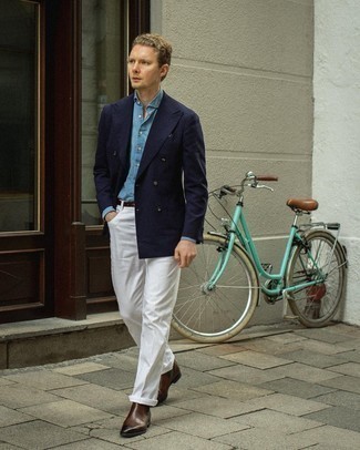 Какие классические рубашки носить с темно-синим пиджаком мужчине весна в стиле смарт-кэжуал: Темно-синий пиджак и классическая рубашка — превосходный пример изысканного мужского стиля в одежде. Темно-коричневые кожаные ботинки челси — хороший выбор, чтобы дополнить образ. Это сочетание идеально подойдет для того времени, когда зима сменяется более теплой погодой.