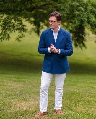 С чем носить белые джинсы мужчине лето в деловом стиле: Дуэт темно-синего двубортного пиджака и белых джинсов позволит выглядеть аккуратно, но при этом выразить твой личный стиль. Любители экспериментировать могут завершить образ коричневыми замшевыми лоферами с кисточками, тем самым добавив в него немного классики. Такое сочетание уж точно поможет справиться с невыносимым летним зноем.