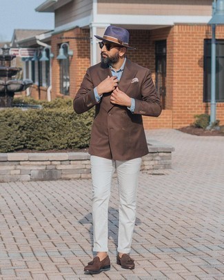 Как носить коричневый двубортный пиджак с темно-коричневыми замшевыми лоферами за 40 лет мужчине в теплую погоду: Коричневый двубортный пиджак в паре с белыми джинсами несомненно будет обращать на себя взоры прекрасного пола. Если ты предпочитаешь смелые решения в своих ансамблях, заверши этот темно-коричневыми замшевыми лоферами.