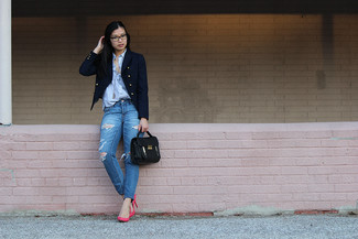 Как носить двубортный пиджак с туфлями в 30 лет: Двубортный пиджак в сочетании с синими рваными джинсами — превосходный вариант для создания наряда в элегантно-деловом стиле. Пара туфель позволит сделать ансамбль цельным.
