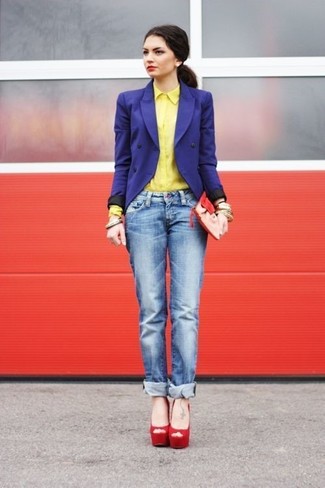 С чем носить синий двубортный пиджак женщине: Тандем синего двубортного пиджака и синих джинсов-бойфрендов позволит составить необыденный лук в стиле кэжуал. В качестве дополнения к луку сюда просятся красные замшевые босоножки на каблуке.