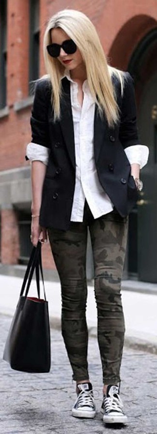 С чем носить темно-бирюзовые джинсы женщине: Черный двубортный пиджак и темно-бирюзовые джинсы — обязательные вещи в гардеробе леди с чувством стиля. Черно-белые низкие кеды помогут сделать лук менее строгим.