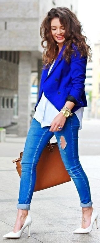 Как носить синие джинсы скинни с темно-синим двубортным пиджаком в 30 лет весна: Несмотря на свою простоту, ансамбль из темно-синего двубортного пиджака и синих джинсов скинни продолжает покорять сердца многих дам. Прекрасно сюда подходят белые кожаные туфли. Подобный лук будет приятно примерить на себя в ясный весенний день.