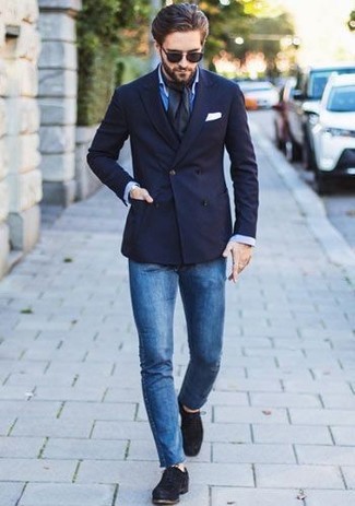 Как носить синие джинсы с синей классической рубашкой в 30 лет мужчине в теплую погоду: Комбо из синей классической рубашки и синих джинсов — прекрасная идея для создания мужского образа в стиле элегантной повседневности. И почему бы не добавить в повседневный лук чуточку элегантности с помощью черных замшевых туфель дерби?